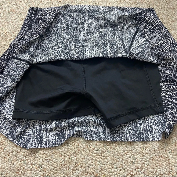 Lululemon Lost in Pace Skort AirTime White Black 17077 - Picture 4 of 7
